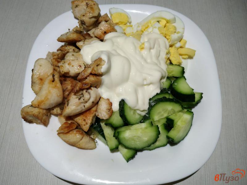 Фото приготовление рецепта: Салат с куриного филе яиц и огурцов шаг №6