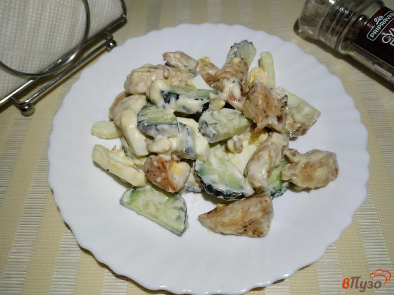 Фото приготовление рецепта: Салат с куриного филе яиц и огурцов шаг №7