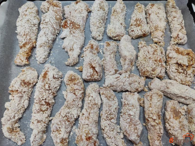 Фото приготовление рецепта: Куриное филе в кунжутной панировке в духовке шаг №7