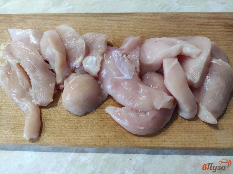 Фото приготовление рецепта: Куриное филе с шампиньонами в сливках шаг №1