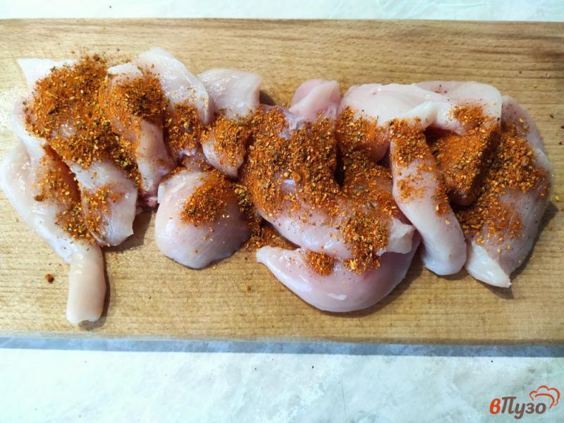 Фото приготовление рецепта: Куриное филе с шампиньонами в сливках шаг №2