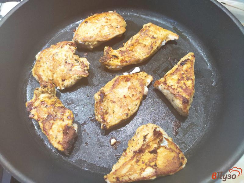 Фото приготовление рецепта: Куриное филе с шампиньонами в сливках шаг №3
