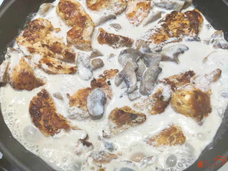 Фото приготовление рецепта: Куриное филе с шампиньонами в сливках шаг №9