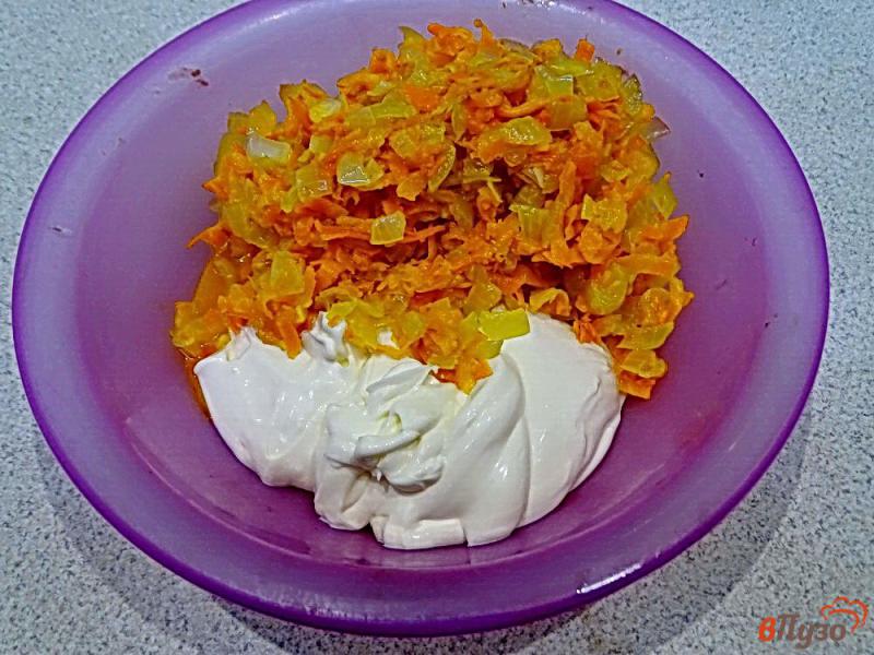 Фото приготовление рецепта: Печёночный торт с луком морковью и яйцом шаг №8