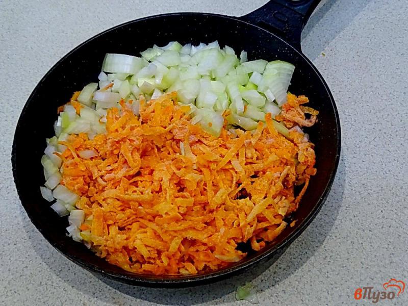 Фото приготовление рецепта: Печёночный торт с луком морковью и яйцом шаг №5