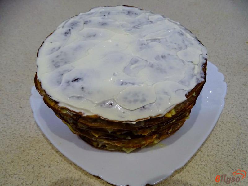 Фото приготовление рецепта: Печёночный торт с луком морковью и яйцом шаг №11