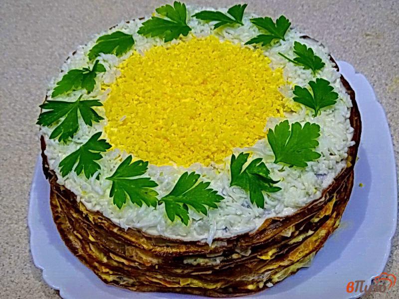 Фото приготовление рецепта: Печёночный торт с луком морковью и яйцом шаг №13