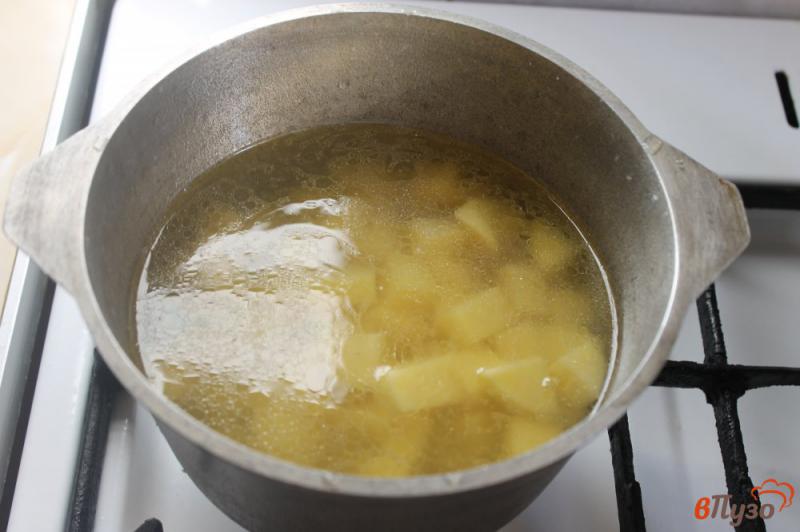 Фото приготовление рецепта: Суп на курином бульоне с мясом и яйцом шаг №2