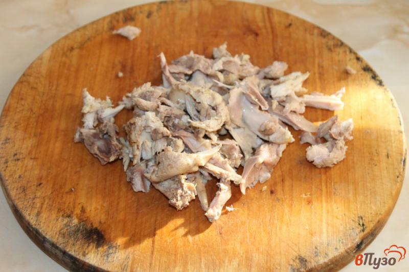 Фото приготовление рецепта: Суп на курином бульоне с мясом и яйцом шаг №3