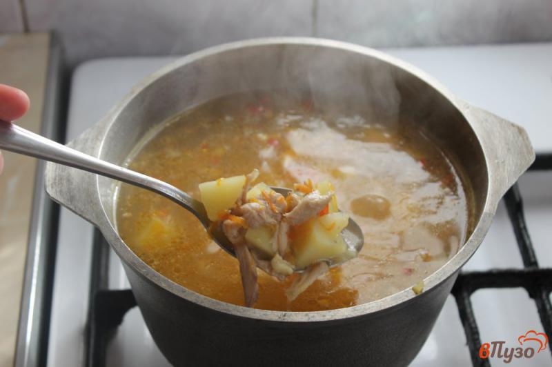 Фото приготовление рецепта: Суп на курином бульоне с мясом и яйцом шаг №5