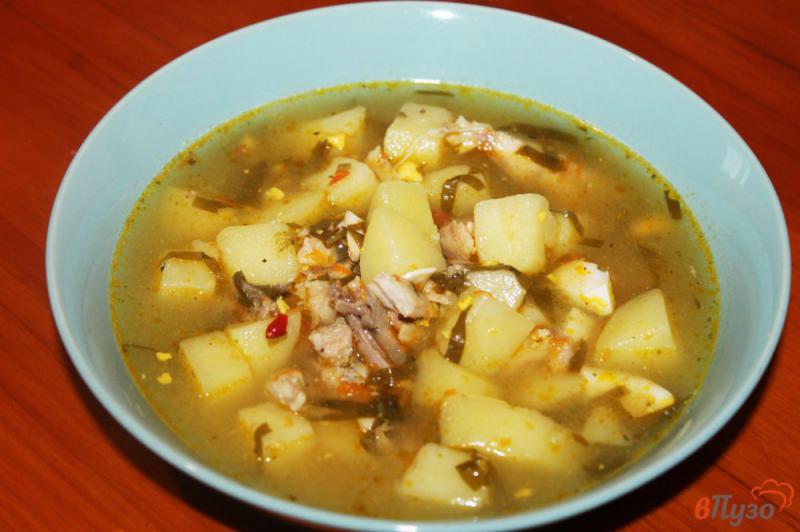 Фото приготовление рецепта: Суп на курином бульоне с мясом и яйцом шаг №7