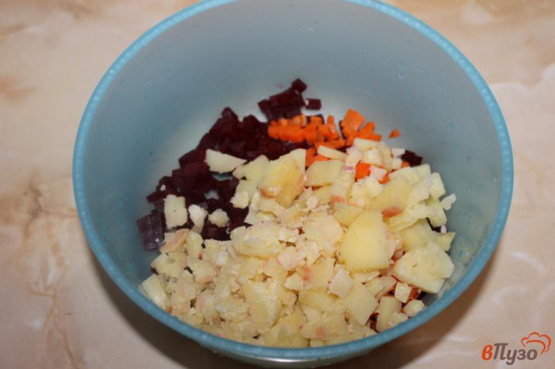 Фото приготовление рецепта: Салат со свеклой и колбасой шаг №3