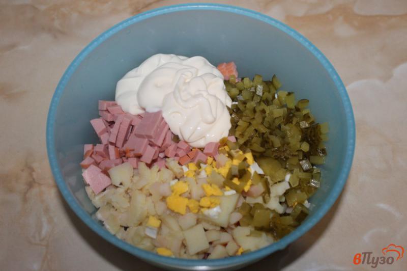 Фото приготовление рецепта: Салат со свеклой и колбасой шаг №5