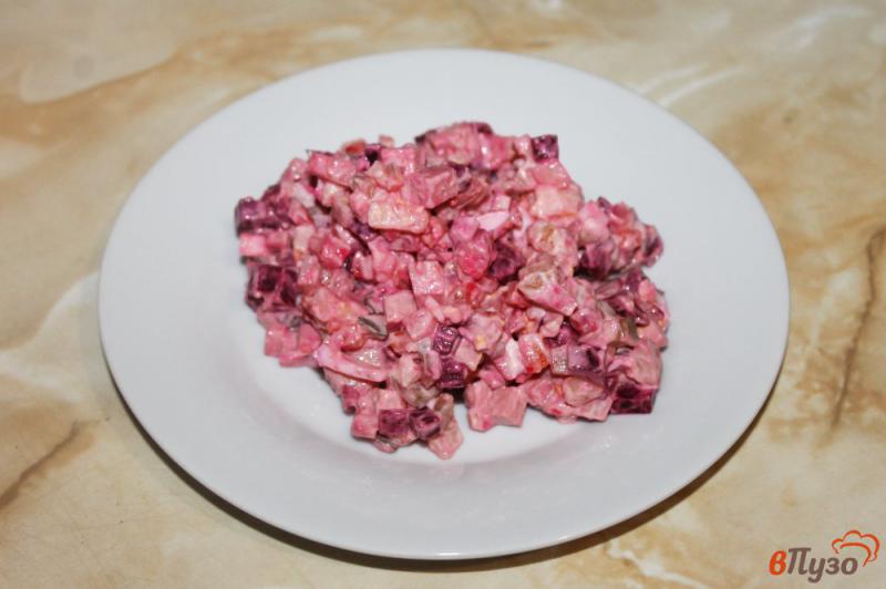 Фото приготовление рецепта: Салат со свеклой и колбасой шаг №6