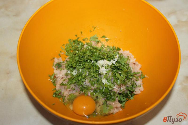 Фото приготовление рецепта: Куриные фрикадельки с зеленью в мультиварке шаг №3