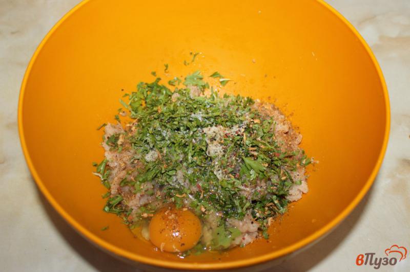 Фото приготовление рецепта: Куриные фрикадельки с зеленью в мультиварке шаг №4