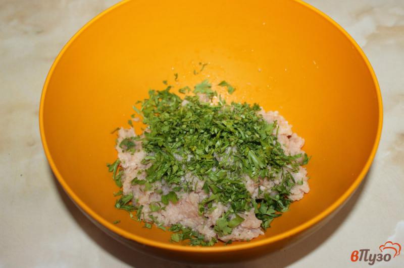 Фото приготовление рецепта: Куриные фрикадельки с зеленью в мультиварке шаг №2