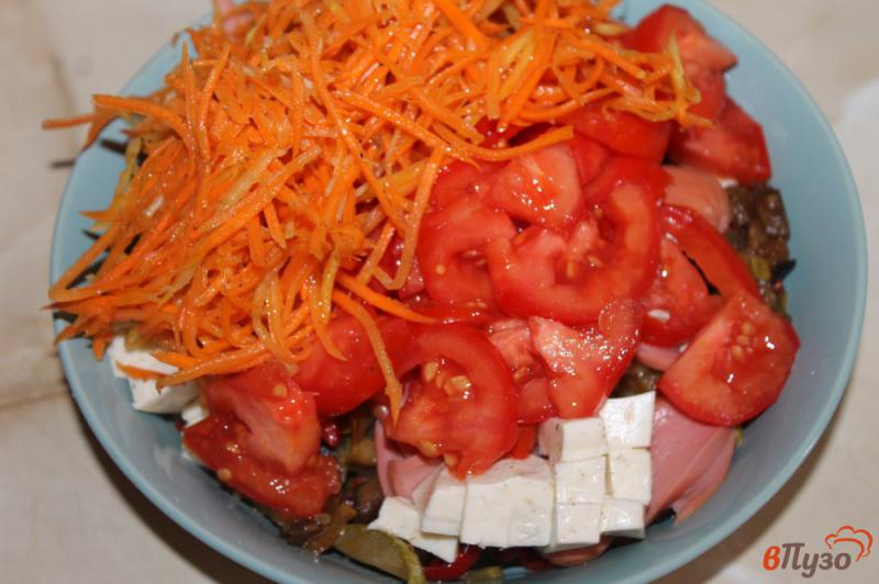 Фото приготовление рецепта: Лаваш с сосисками морковью и помидорами шаг №4