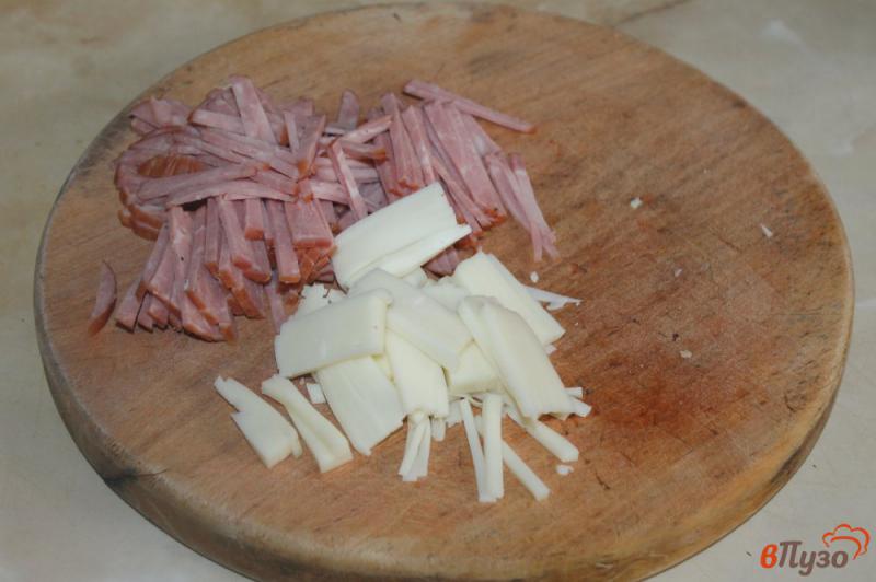 Фото приготовление рецепта: Блины с ветчинной колбасой и сыром шаг №3