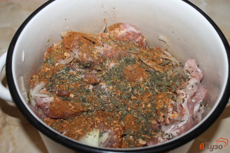 Фото приготовление рецепта: Свиной шашлык в маринаде с айраном и луком шаг №3