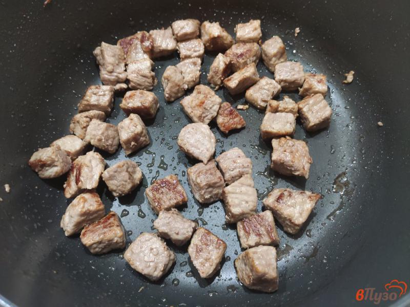 Фото приготовление рецепта: Свинина тушёная с шампиньонами в сметане с кетчупом шаг №2