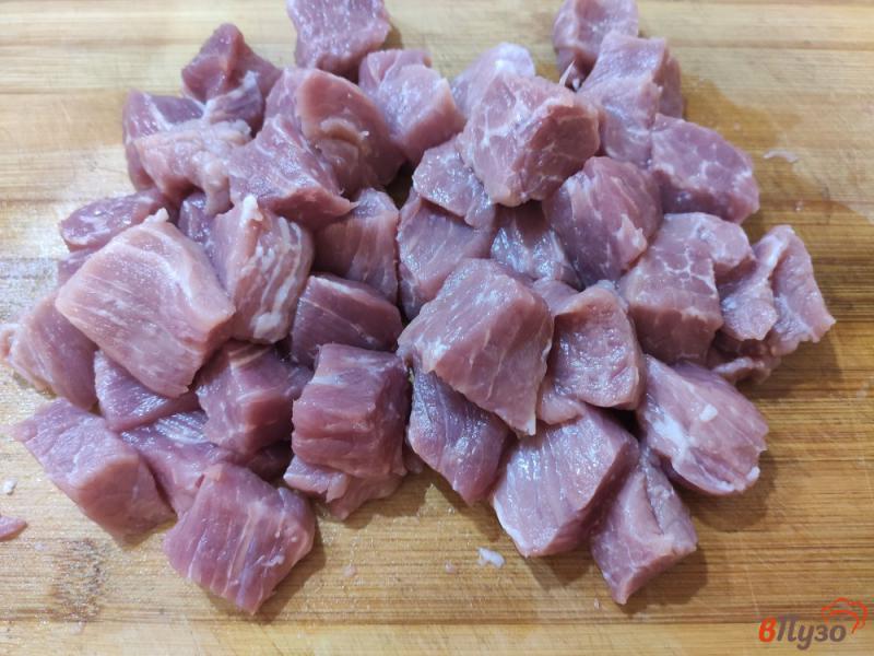 Фото приготовление рецепта: Свинина тушёная с шампиньонами в сметане с кетчупом шаг №1