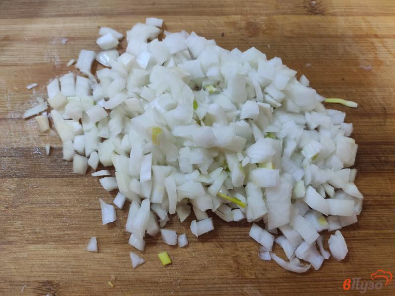 Фото приготовление рецепта: Свинина тушёная с шампиньонами в сметане с кетчупом шаг №3