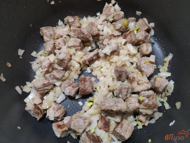 Фото приготовление рецепта: Свинина тушёная с шампиньонами в сметане с кетчупом шаг №4
