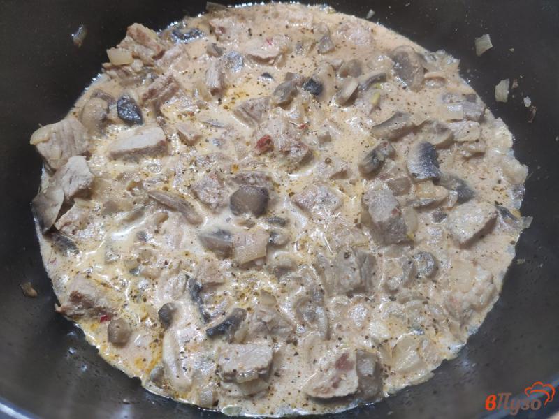Фото приготовление рецепта: Свинина тушёная с шампиньонами в сметане с кетчупом шаг №8