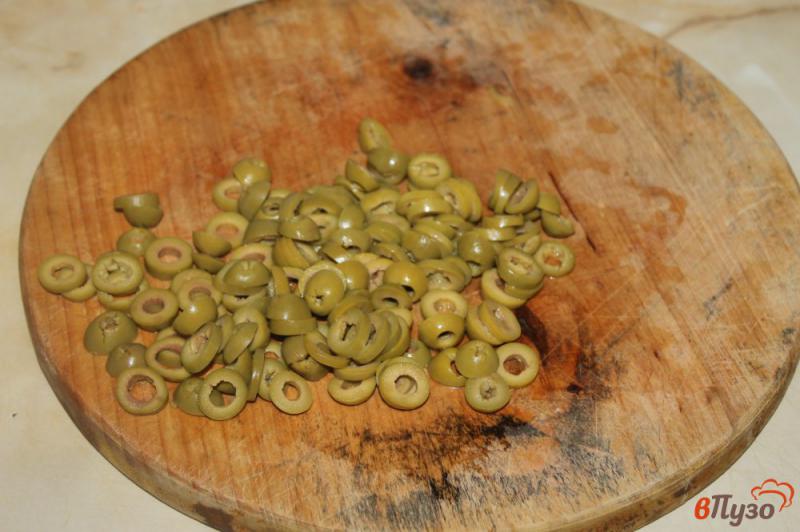 Фото приготовление рецепта: Солянка из копченой утки с оливками шаг №4