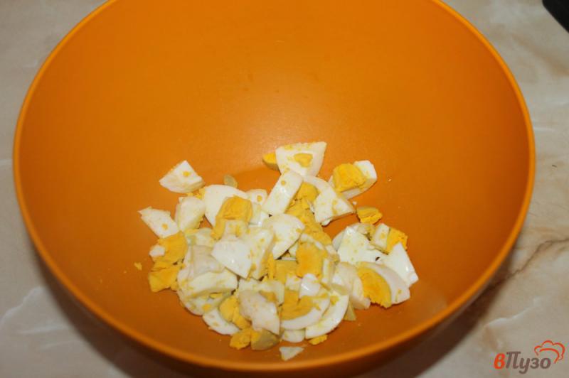 Фото приготовление рецепта: Салат из маринованных грибов с куриным филе и сухариками шаг №1