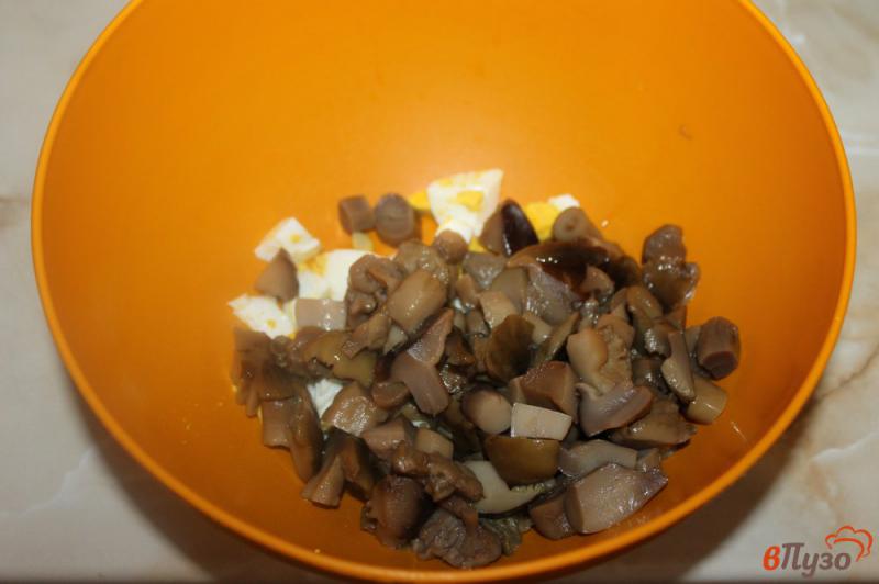 Фото приготовление рецепта: Салат из маринованных грибов с куриным филе и сухариками шаг №2