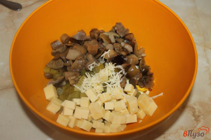 Фото приготовление рецепта: Салат из маринованных грибов с куриным филе и сухариками шаг №3