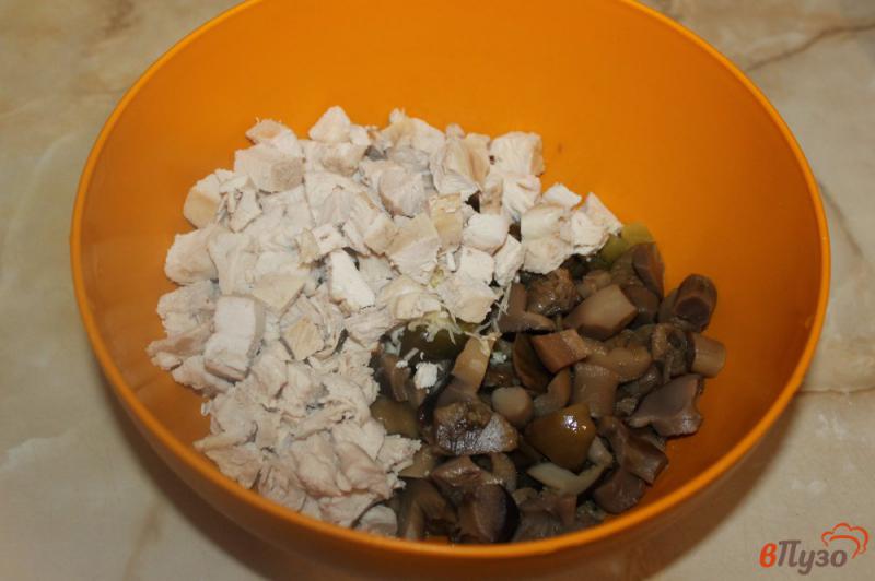 Фото приготовление рецепта: Салат из маринованных грибов с куриным филе и сухариками шаг №4