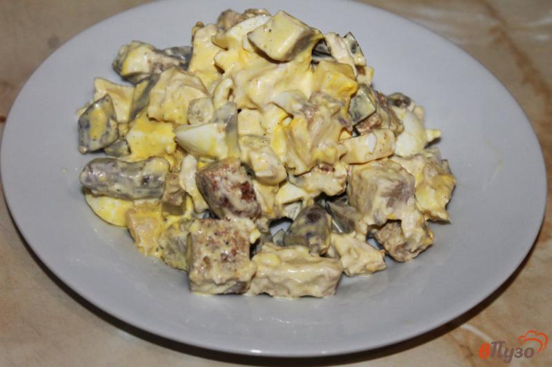 Фото приготовление рецепта: Салат из маринованных грибов с куриным филе и сухариками шаг №6