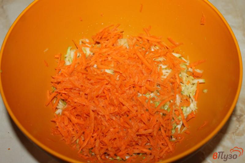 Фото приготовление рецепта: Овощные оладьи с зеленью и морковью шаг №2