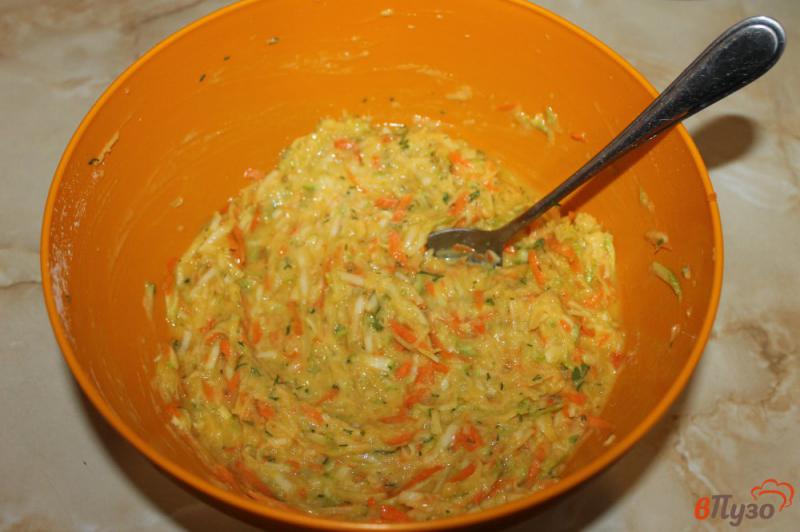 Фото приготовление рецепта: Овощные оладьи с зеленью и морковью шаг №3