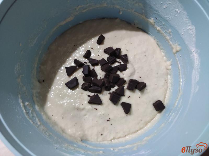 Фото приготовление рецепта: Дрожжевые оладьи с шоколадом шаг №4