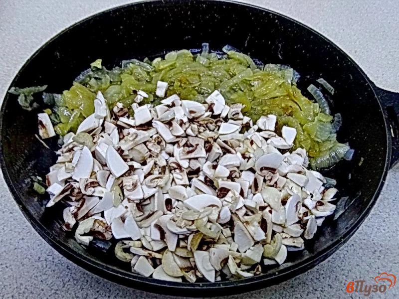Фото приготовление рецепта: Куриная запеканка с грибами на сковороде шаг №4