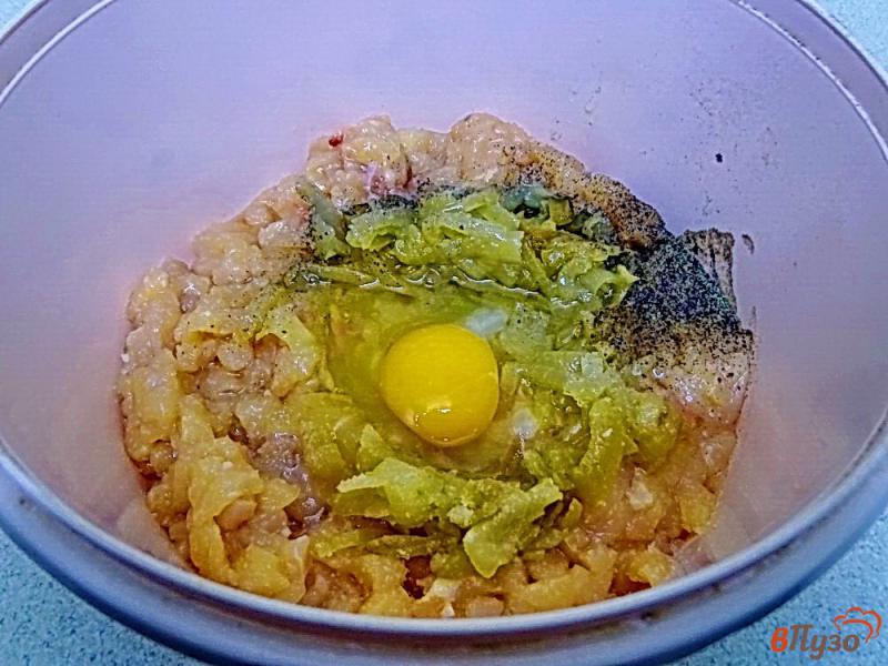 Фото приготовление рецепта: Куриная запеканка с грибами на сковороде шаг №5
