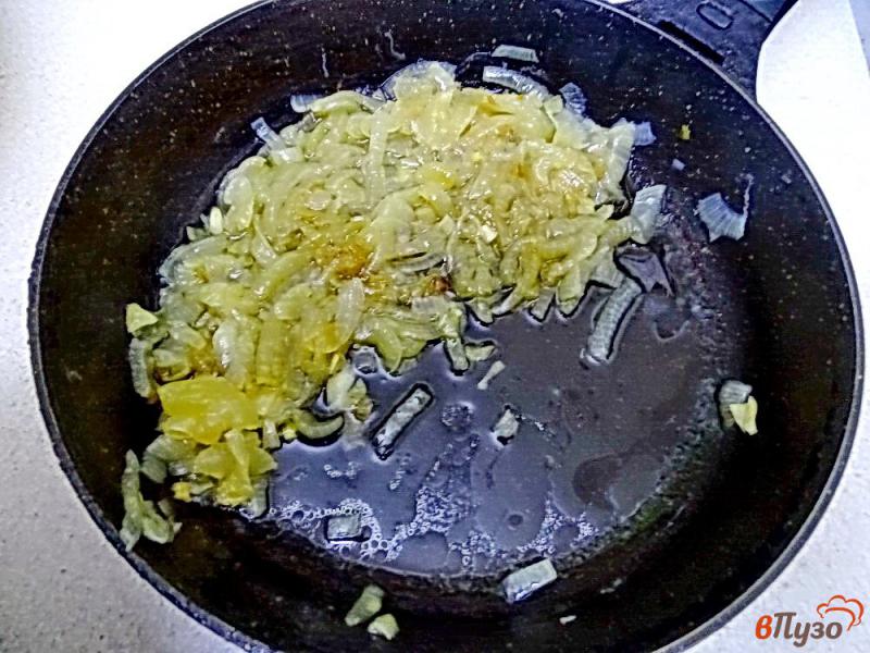 Фото приготовление рецепта: Куриная запеканка с грибами на сковороде шаг №3