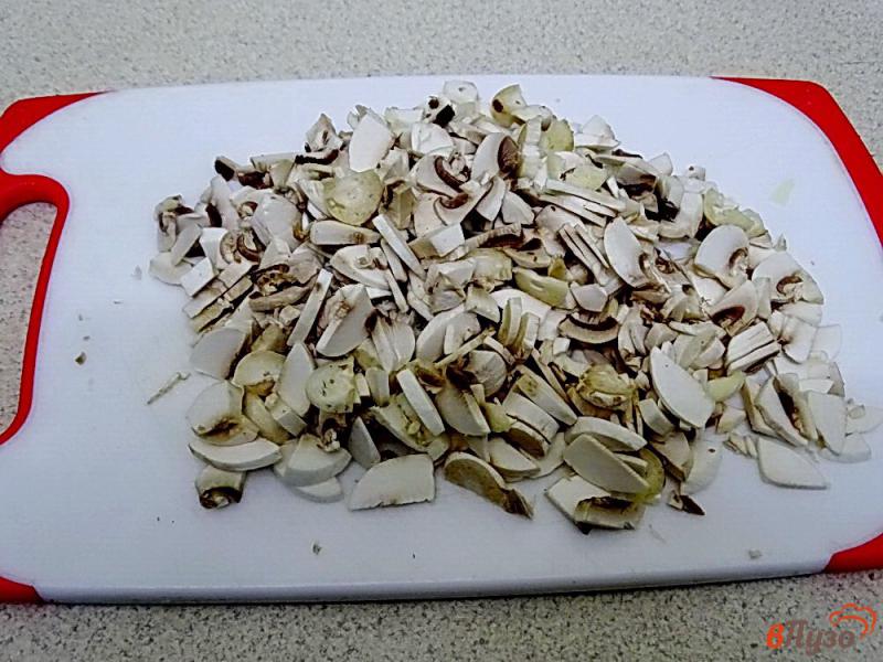 Фото приготовление рецепта: Куриная запеканка с грибами на сковороде шаг №2