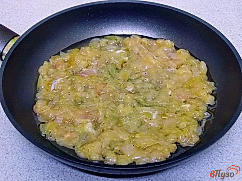 Фото приготовление рецепта: Куриная запеканка с грибами на сковороде шаг №6