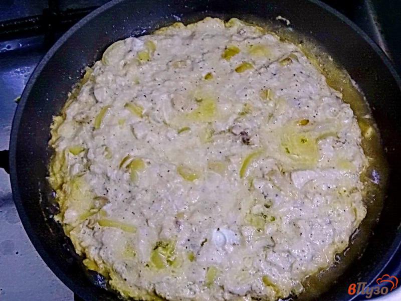 Фото приготовление рецепта: Куриная запеканка с грибами на сковороде шаг №10