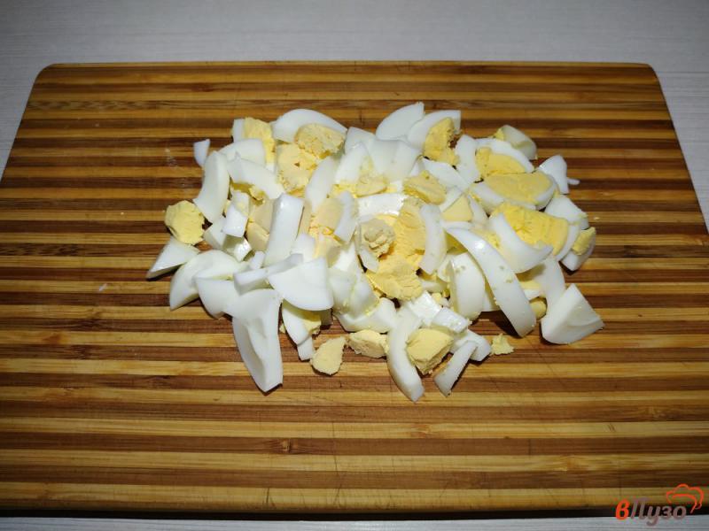 Фото приготовление рецепта: Салат с ветчиной и грибами шаг №4