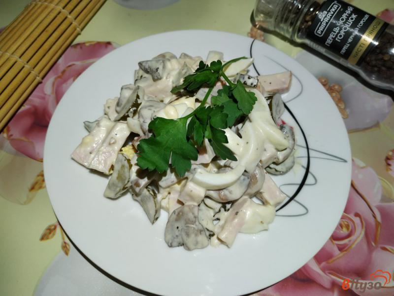 Фото приготовление рецепта: Салат с ветчиной и грибами шаг №8