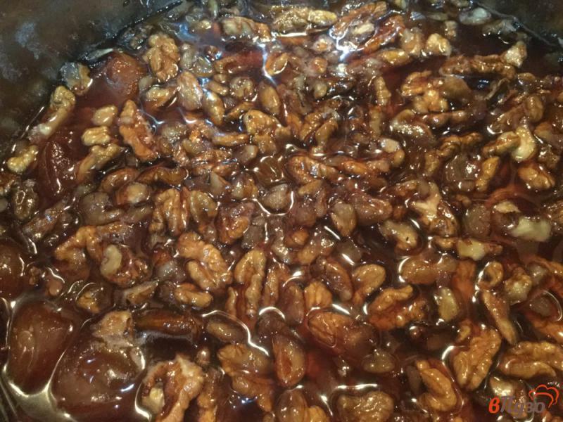 Фото приготовление рецепта: Варенье из слив и грецких орехов шаг №6