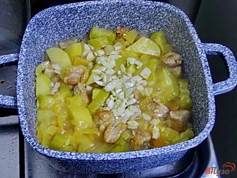 Фото приготовление рецепта: Свинина томлённая с овощами и фасолью шаг №9