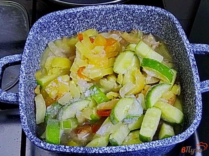 Фото приготовление рецепта: Свинина томлённая с овощами и фасолью шаг №8