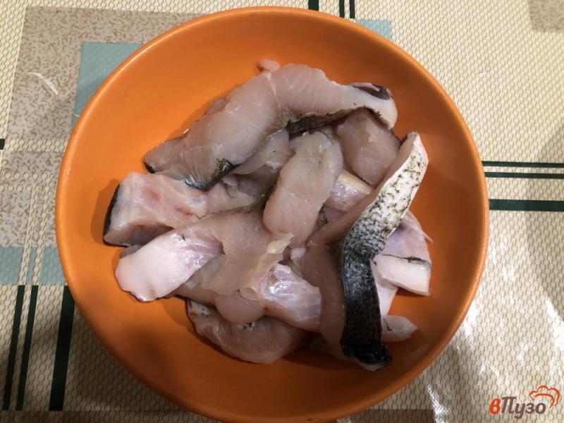 Фото приготовление рецепта: Жареная рыба с чесноком в кляре шаг №1